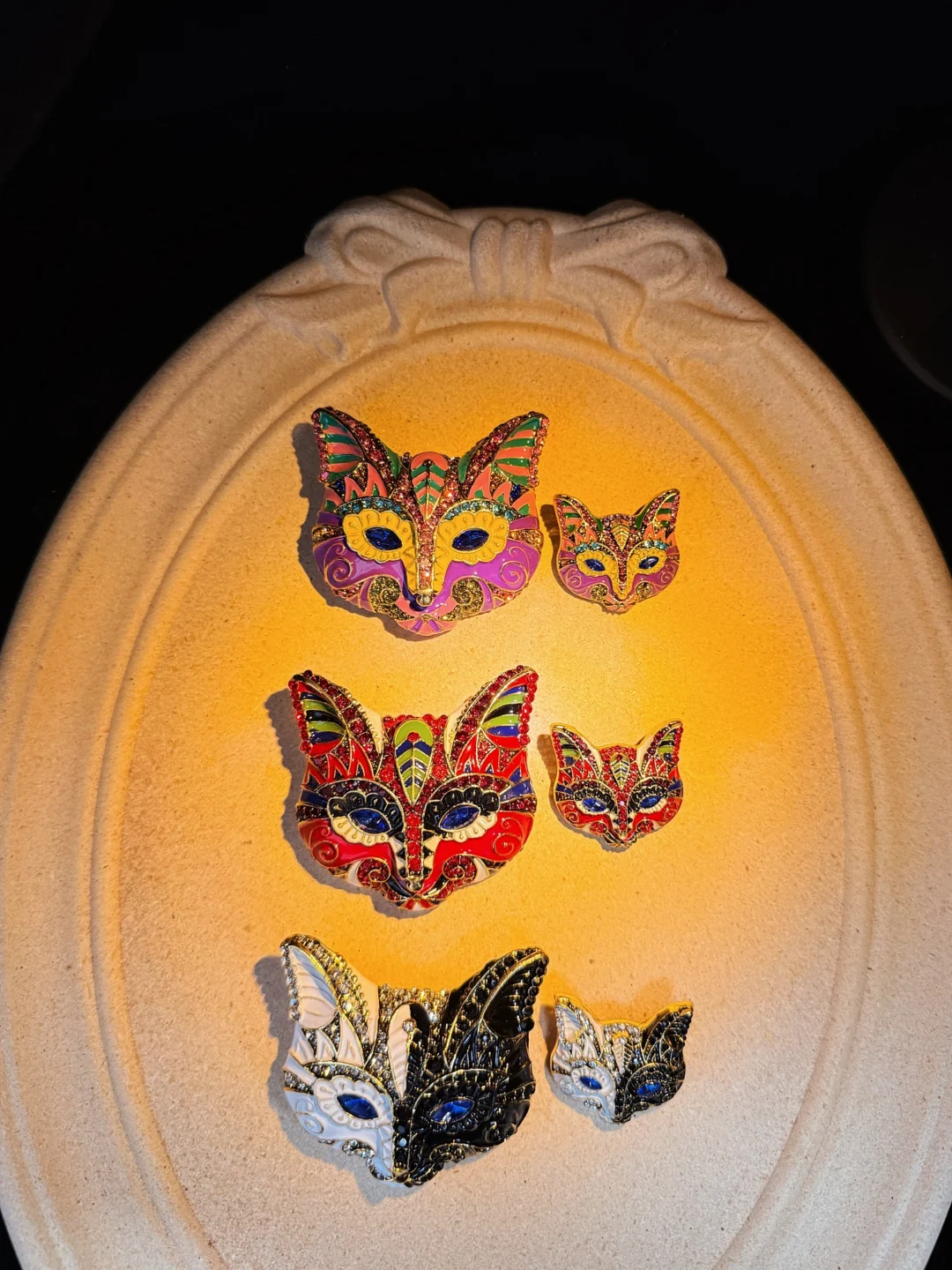 Heidi-Style Red Cat Face Brooch - Image 6