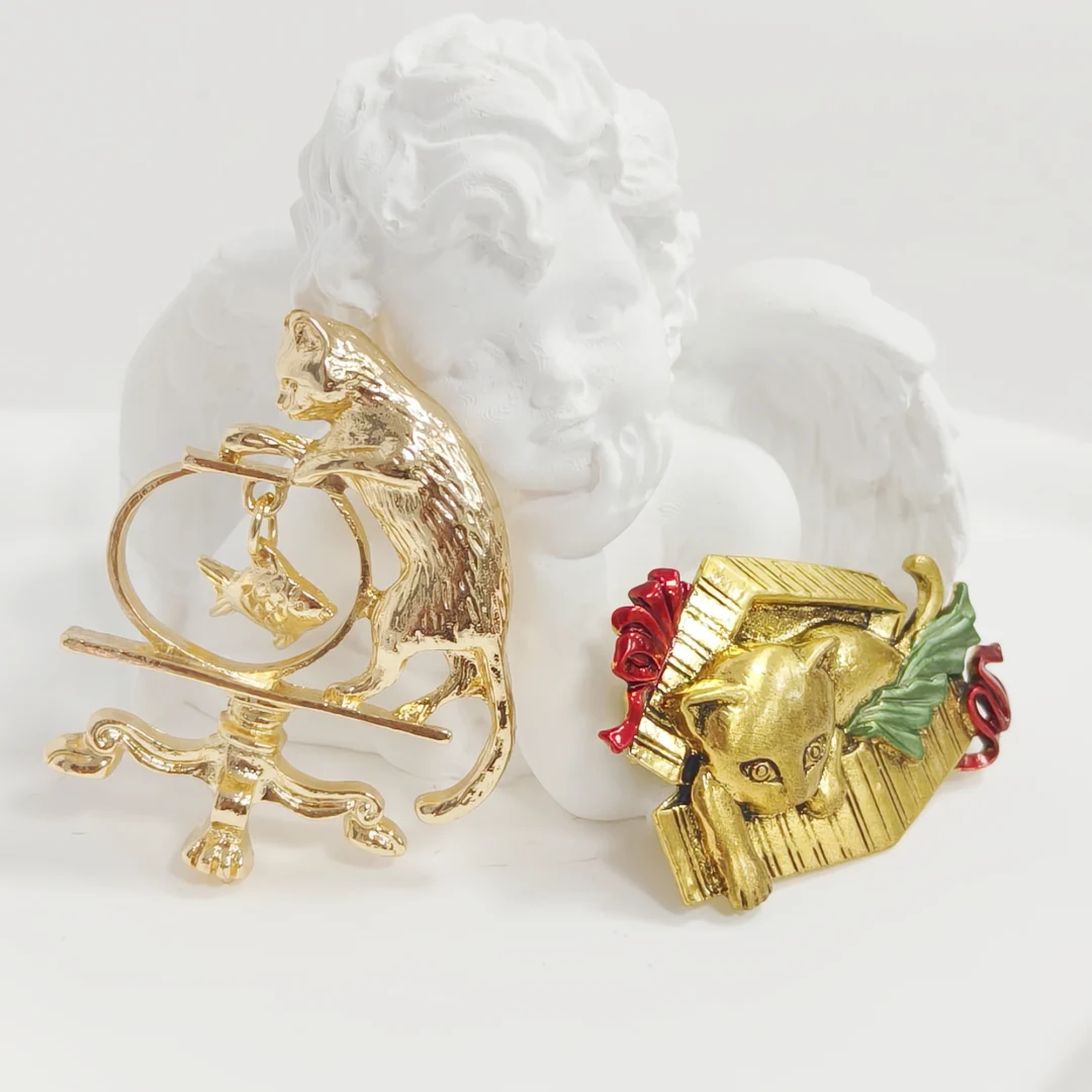 Vintage Gold Antique Gift Box Cat Brooch - Image 3