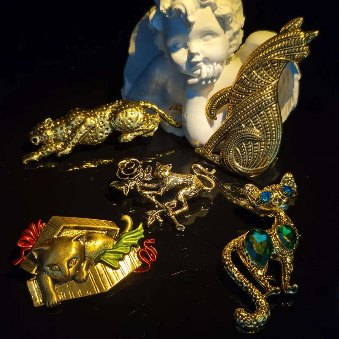 Vintage Gold Antique Gift Box Cat Brooch - Image 4