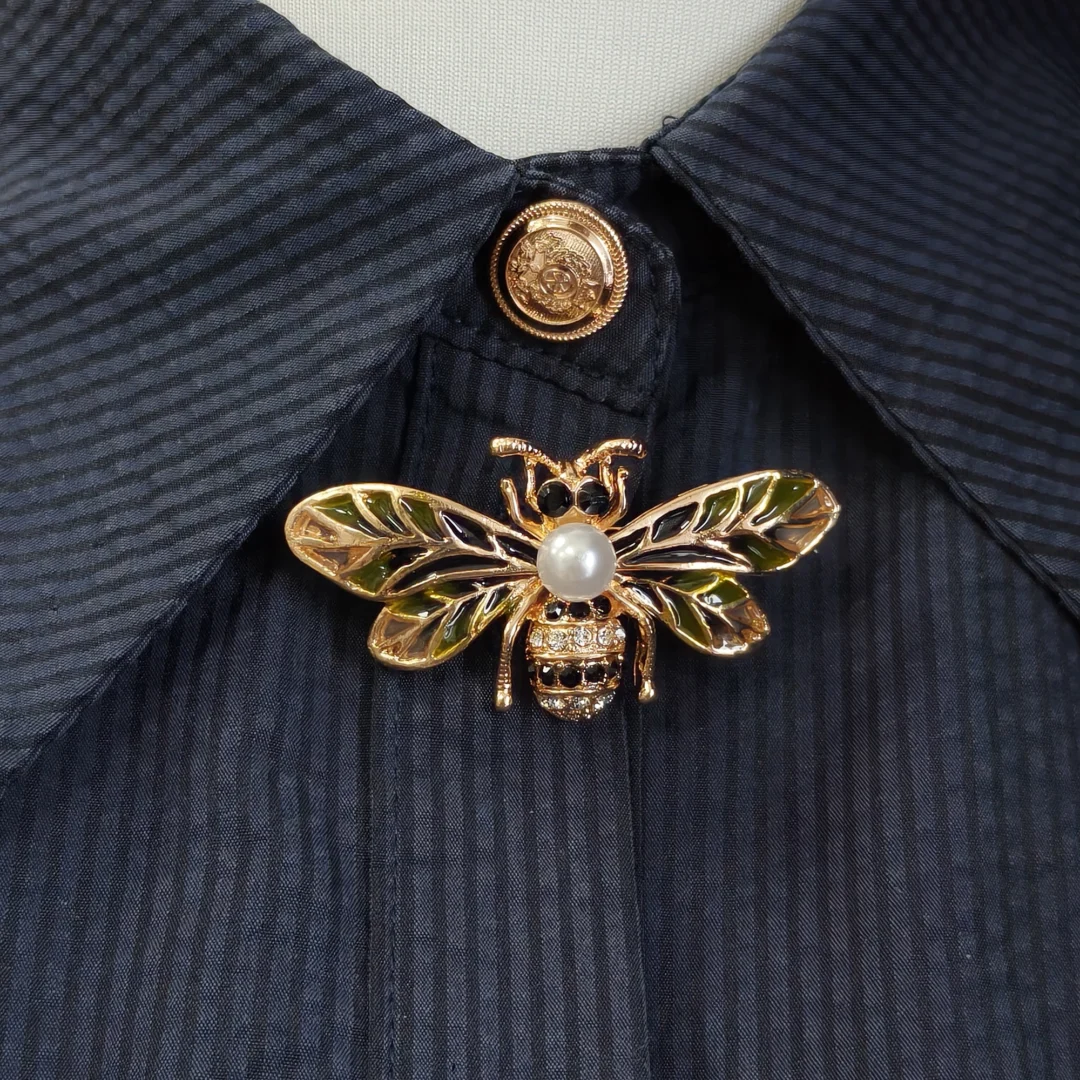 Vintage Black Bee Brooch - Image 9