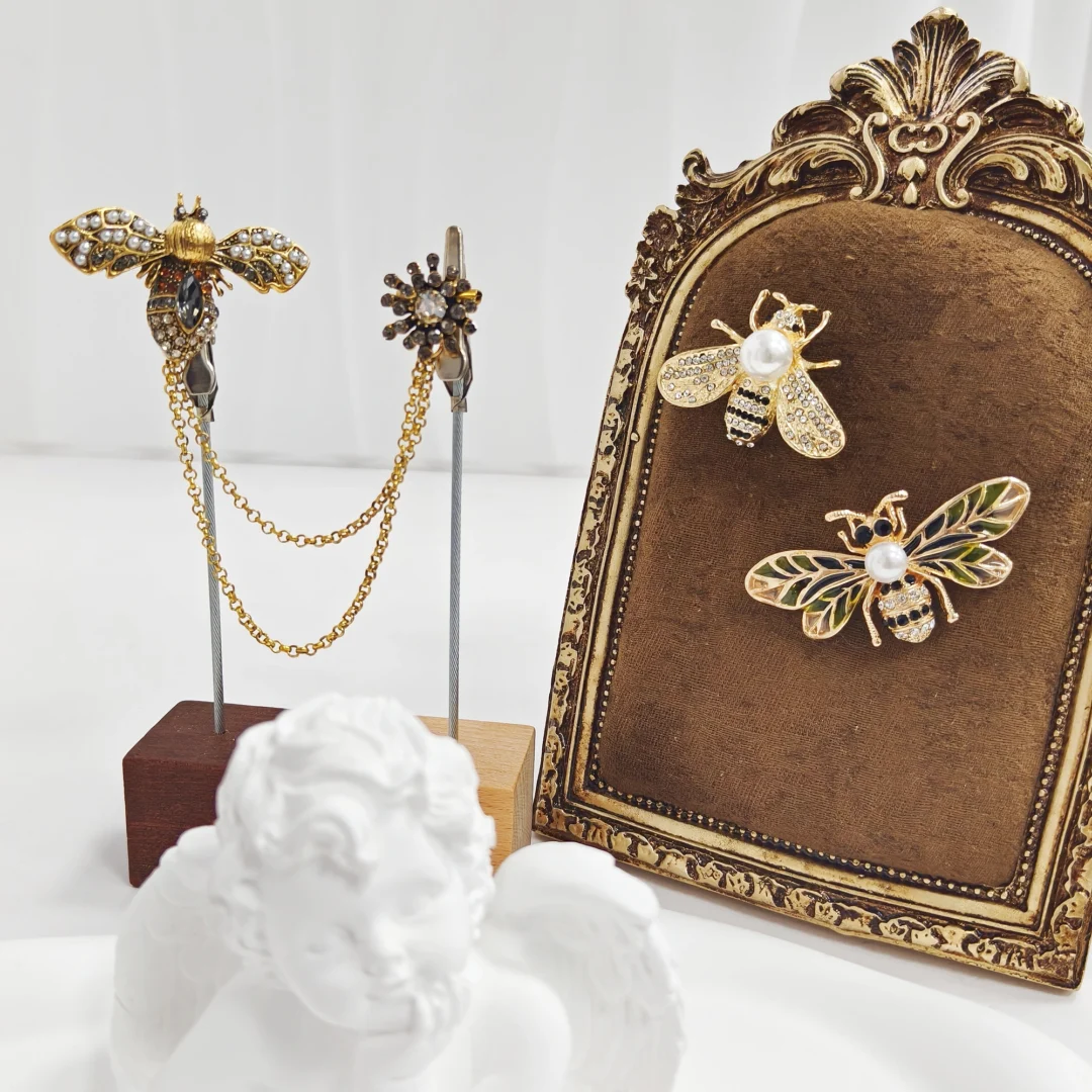 Vintage Gold Bee Brooch - Image 5