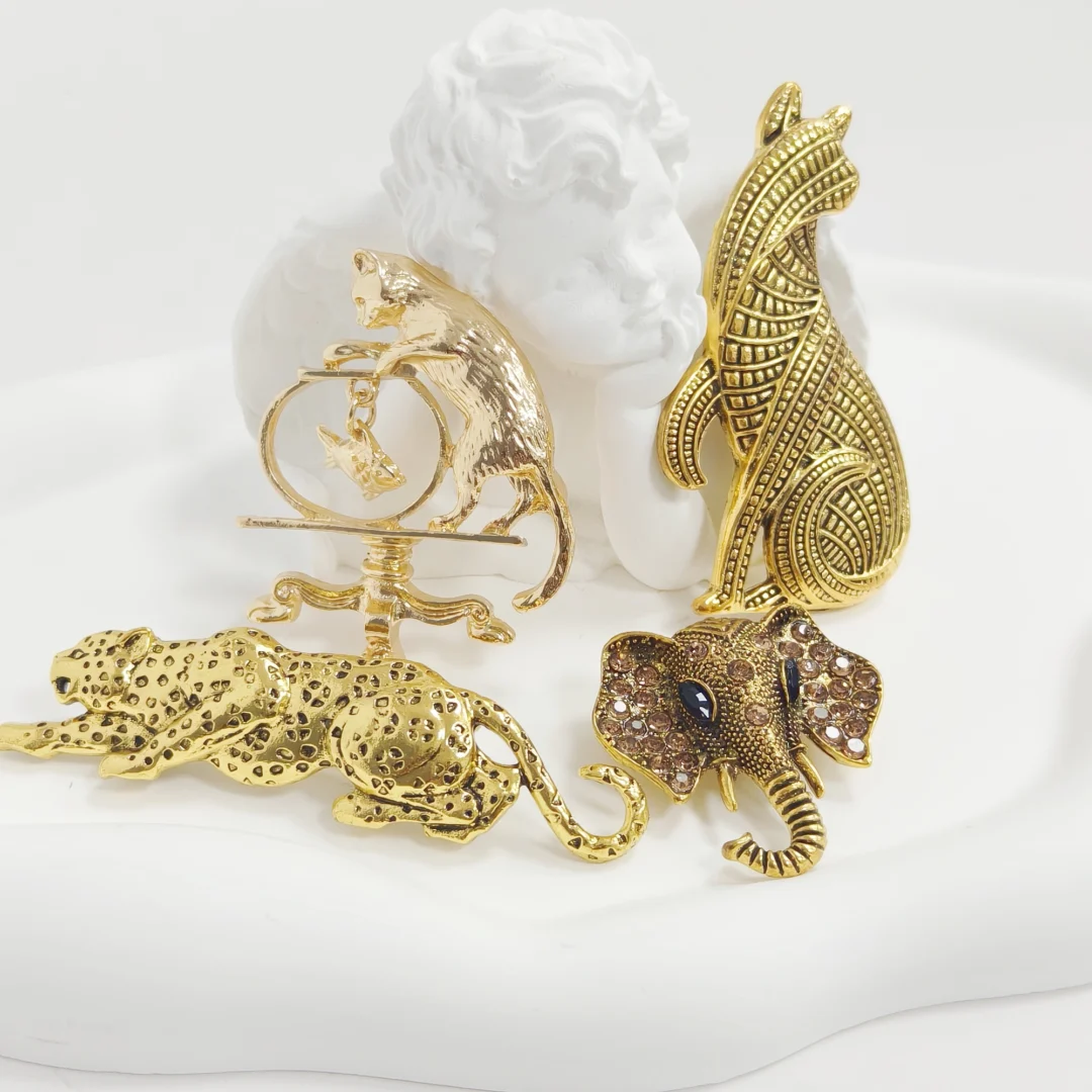 Gold Vintage Design Leopard Brooch - Image 2