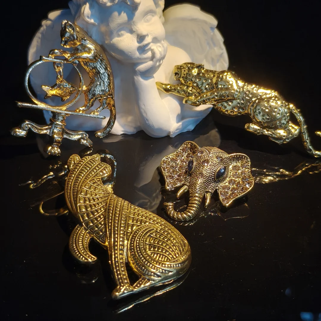 Gold Vintage Design Leopard Brooch - Image 3