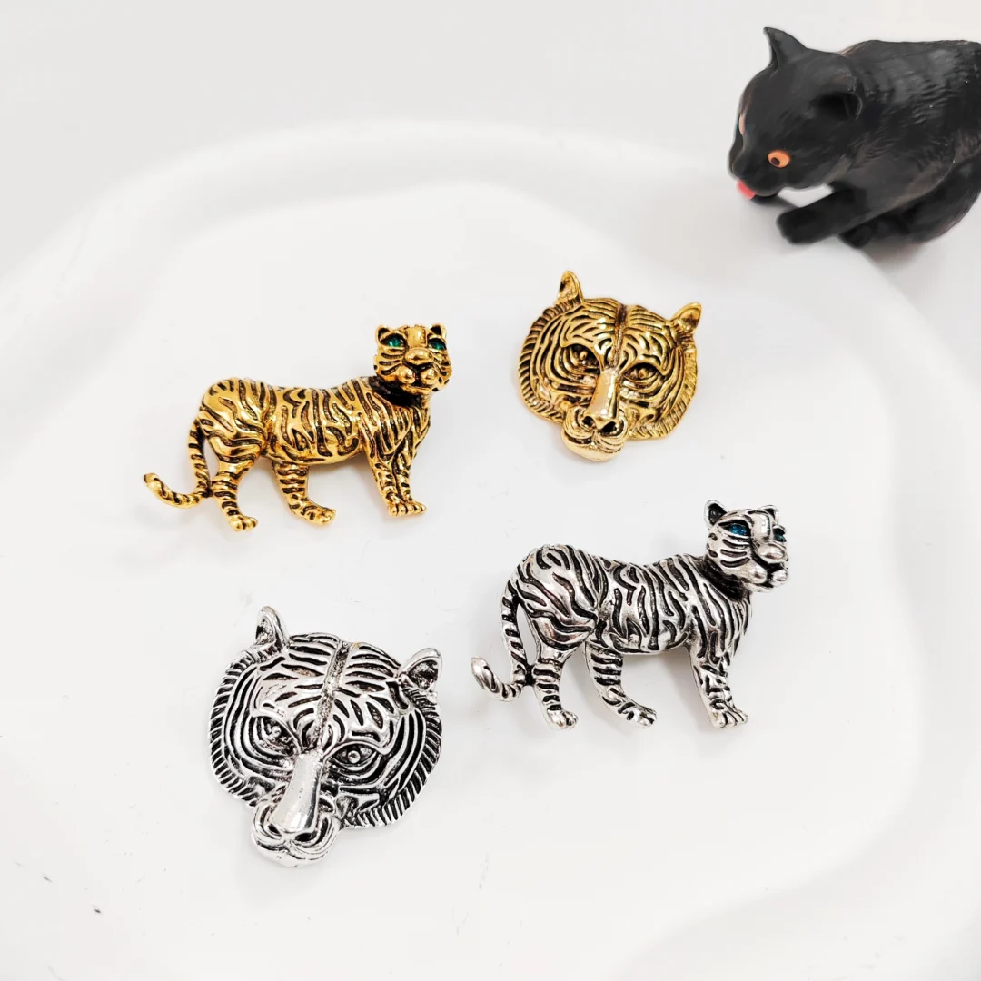 Vintage Gold Lion Head Brooch - Image 7