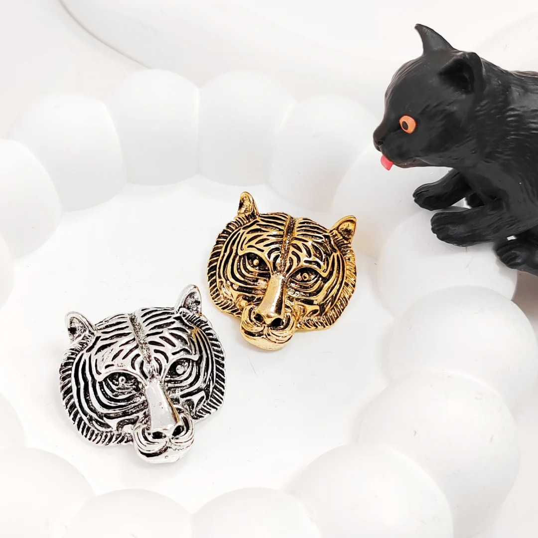 Vintage Gold Lion Head Brooch - Image 8