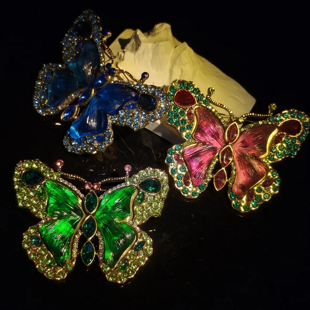 Vintage Green Diamond-Studded Butterfly Brooch - Image 4