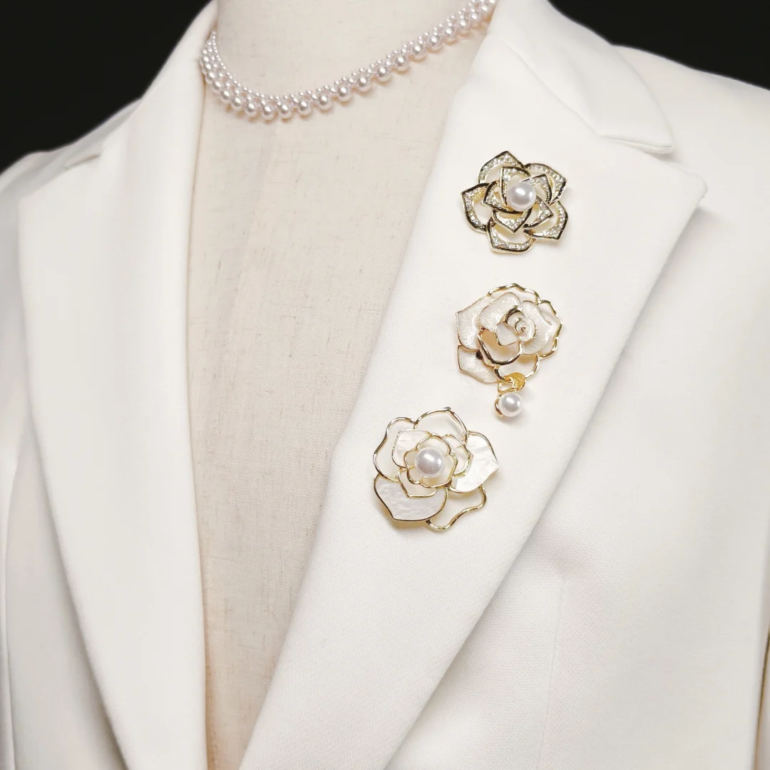 Black-Gold Camellia Brooch - Image 4