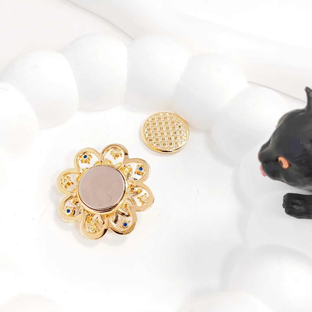 Full-Zirconia Flower Magnetic Brooch - Image 3
