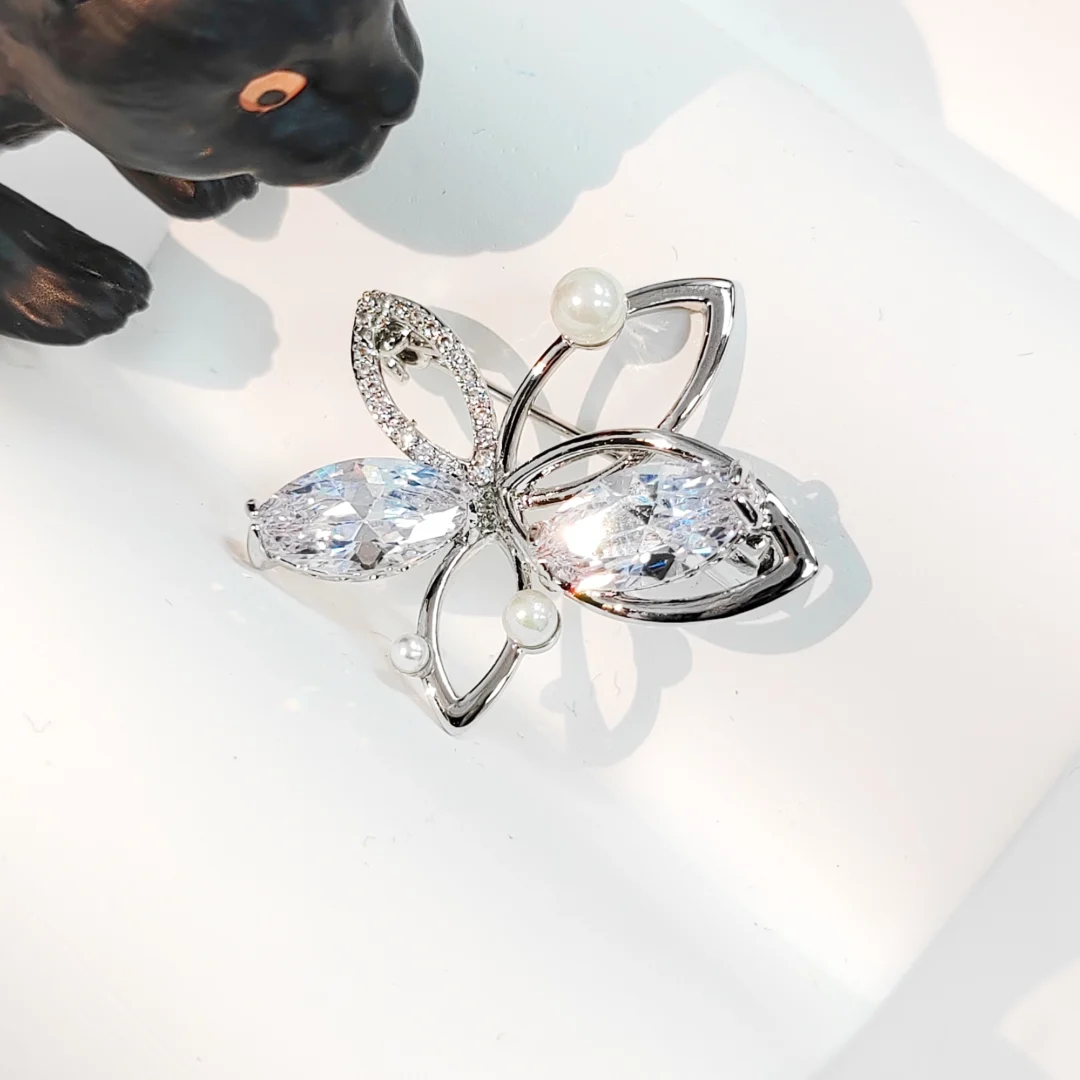 Hollow Giant Diamond Zirconia Flower Brooch - Image 2