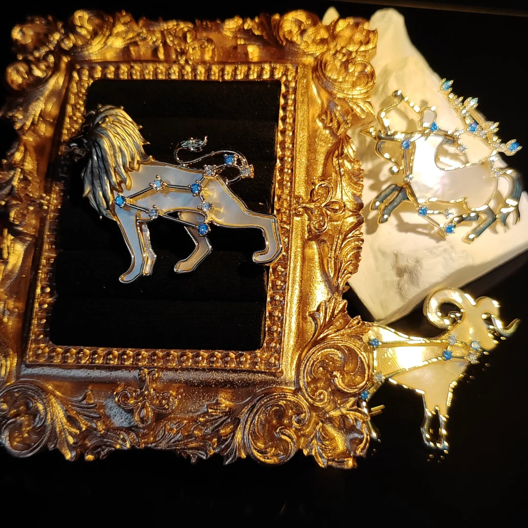 Natural Mother of Pearl Leo Brooch - Image 8