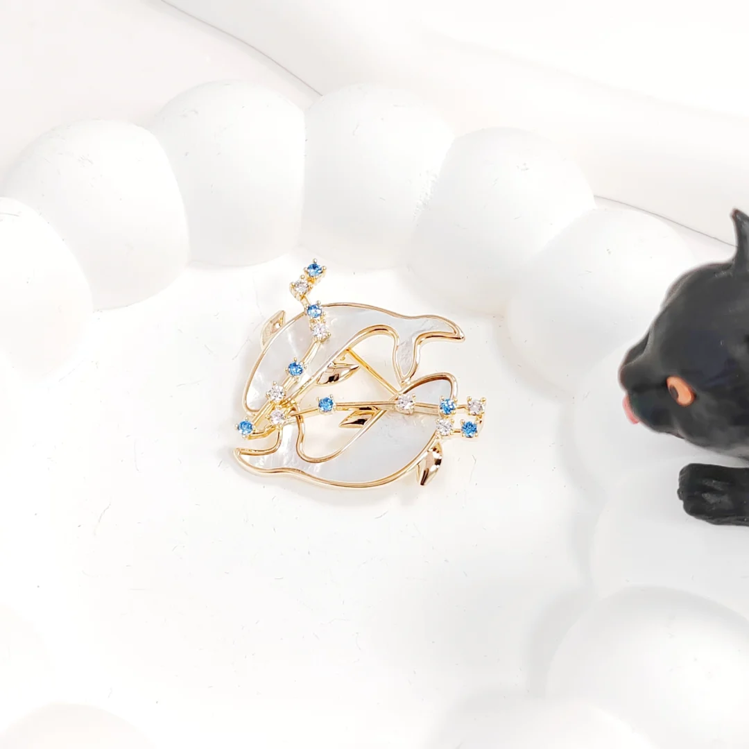 Natural Mother of Pearl Pisces Brooch - Image 3
